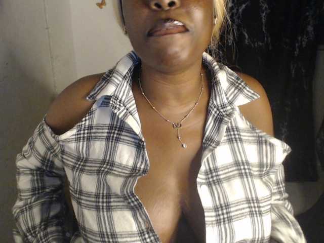 Eboni-hotboobs live cam on BongaCams