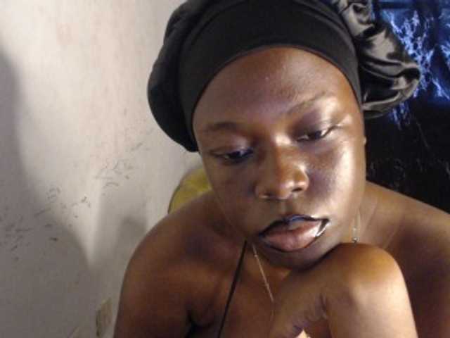 Eboni-hotboobs live cam on BongaCams