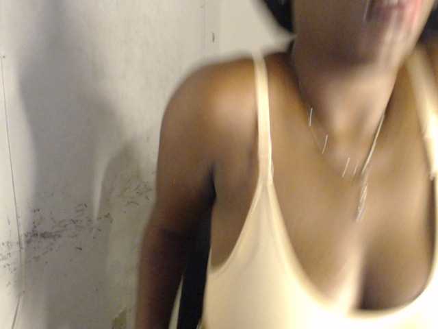 Eboni-hotboobs live cam on BongaCams