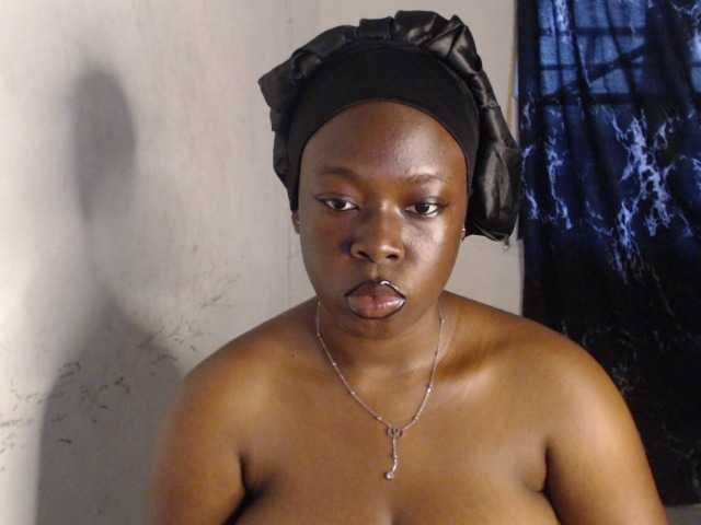 Eboni-hotboobs, en directo ahora en BongaCams