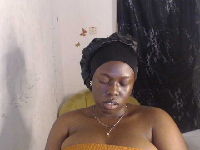 Eboni-hotboobs live cam on BongaCams