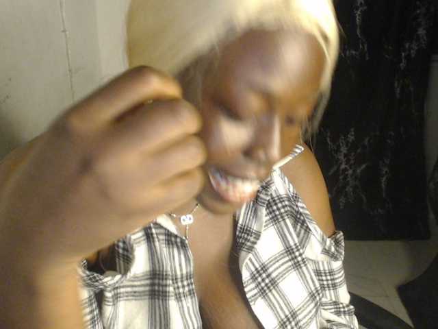 Eboni-hotboobs live cam on BongaCams