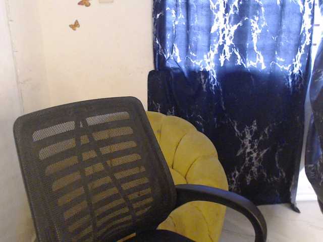 Eboni-hotboobs live cam on BongaCams