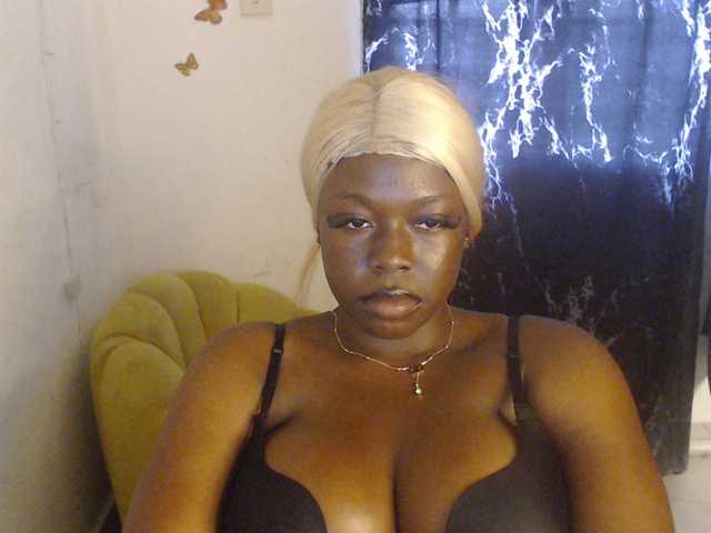 Eboni-hotboobs live cam on BongaCams
