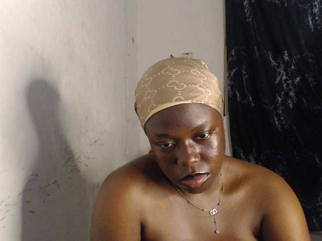 Eboni-hotboobs live cam on BongaCams
