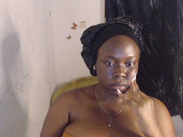 Eboni-hotboobs live cam on BongaCams