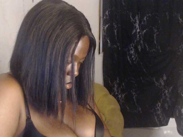 Eboni-hotboobs live cam on BongaCams