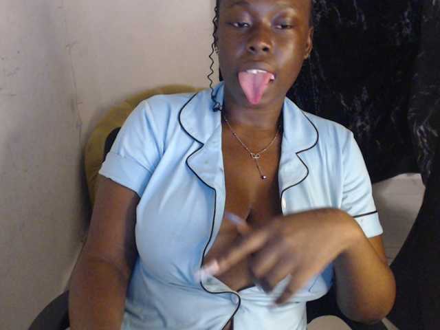 Eboni-hotboobs live cam on BongaCams