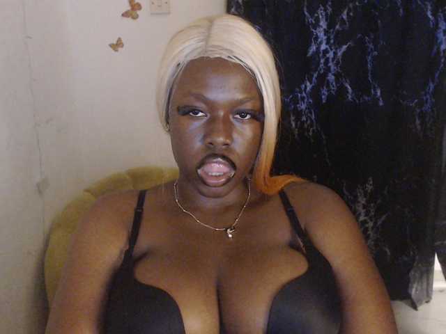 Eboni-hotboobs live cam on BongaCams