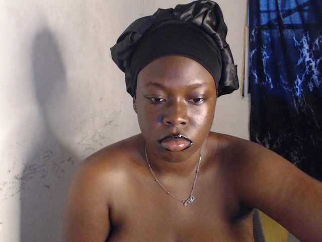 Eboni-hotboobs live cam on BongaCams