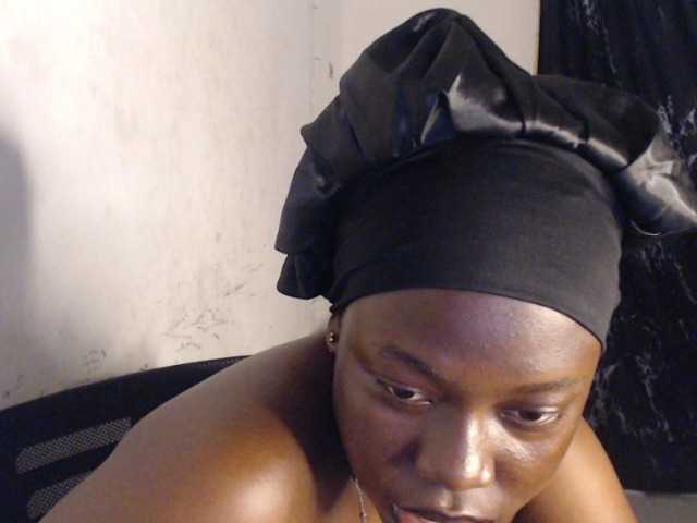 Eboni-hotboobs live cam on BongaCams