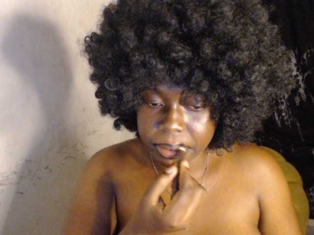 Eboni-hotboobs live cam on BongaCams