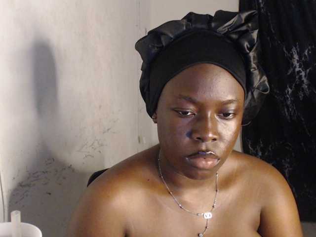 Eboni-hotboobs live cam on BongaCams