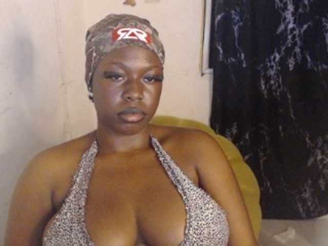 Eboni-hotboobs live cam on BongaCams