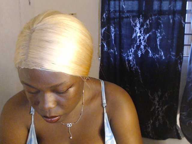 Eboni-hotboobs live cam on BongaCams