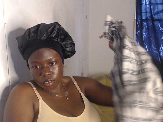 Eboni-hotboobs live cam on BongaCams
