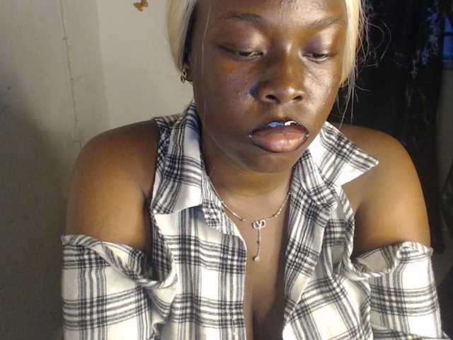 Eboni-hotboobs live cam on BongaCams