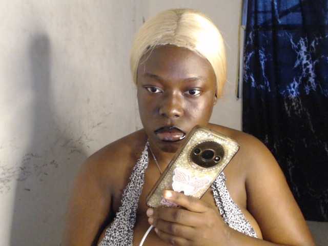 Eboni-hotboobs live cam on BongaCams