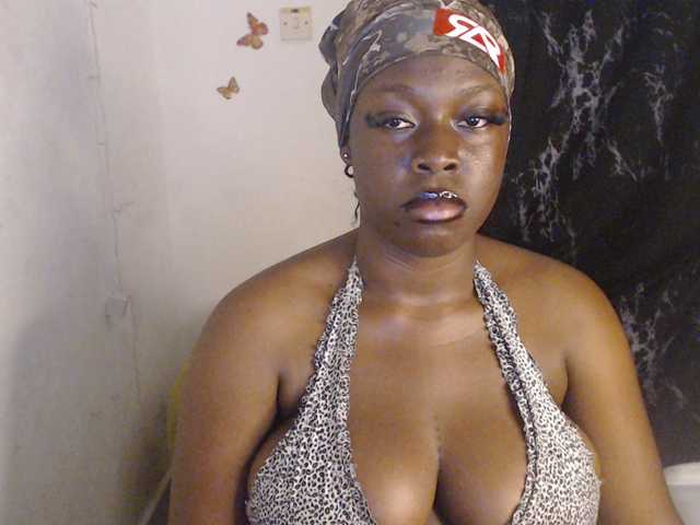 Eboni-hotboobs live cam on BongaCams