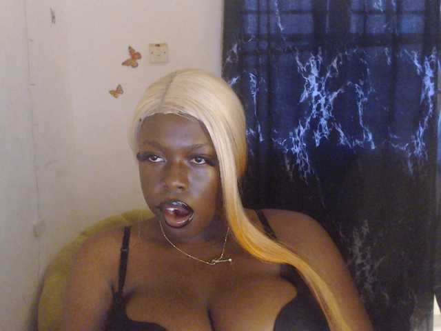 Eboni-hotboobs live cam on BongaCams