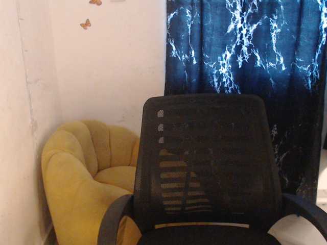 Eboni-hotboobs live cam on BongaCams