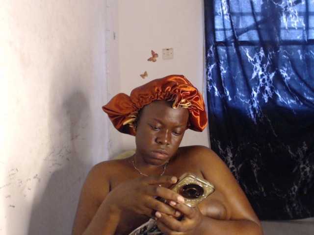 Eboni-hotboobs live cam on BongaCams