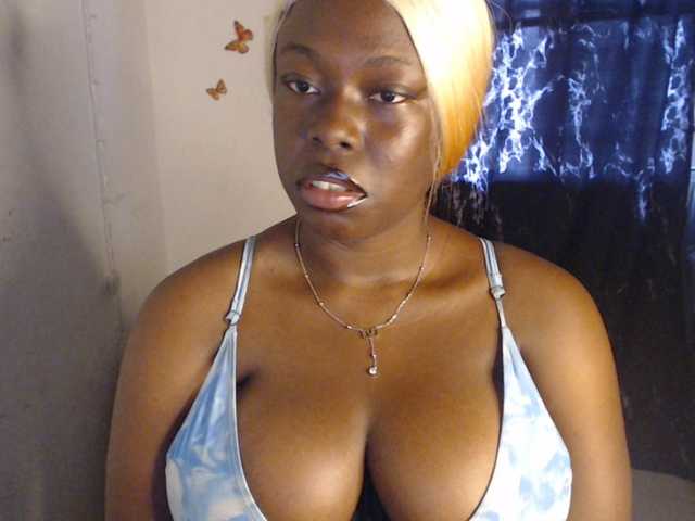 Eboni-hotboobs live cam on BongaCams