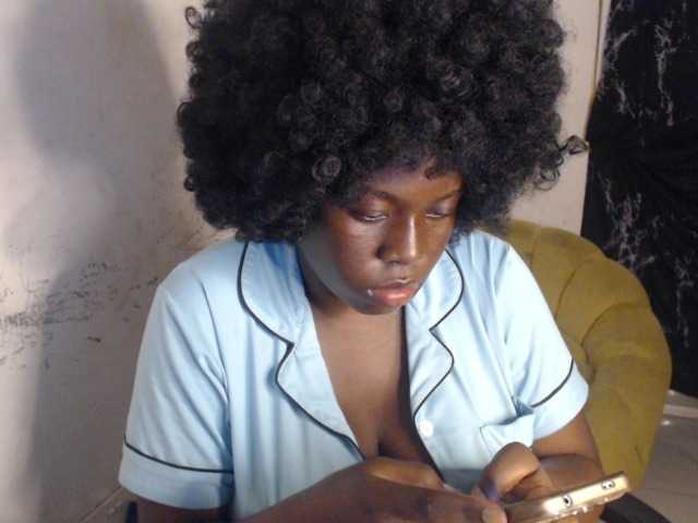 Eboni-hotboobs live cam on BongaCams