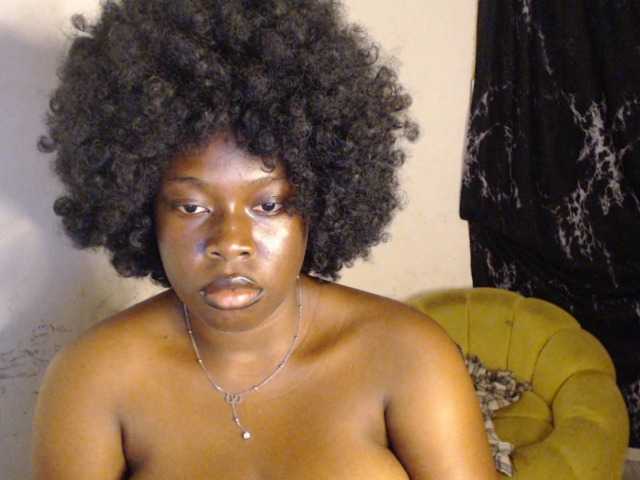 Eboni-hotboobs live cam on BongaCams