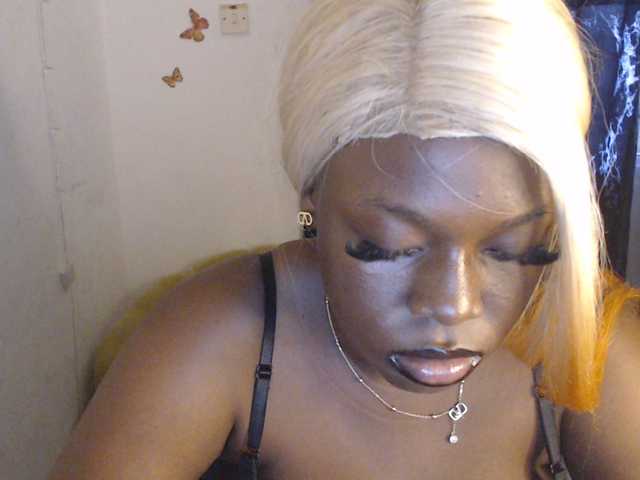 Eboni-hotboobs live cam on BongaCams