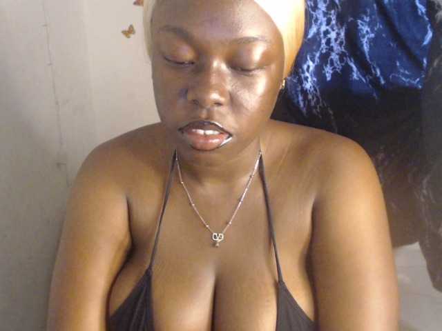 Eboni-hotboobs live cam on BongaCams