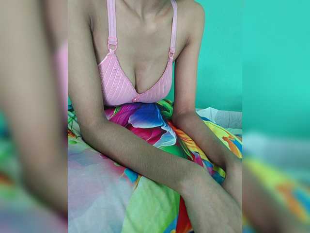 le modèle Sreya_Rupa est en webcam porno dans un show sur le site bongacams, il possède les tags suivants: Indian,Brunette,Hairy