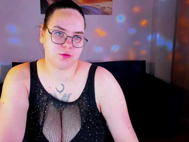 Kity-Mooree live cam on BongaCams