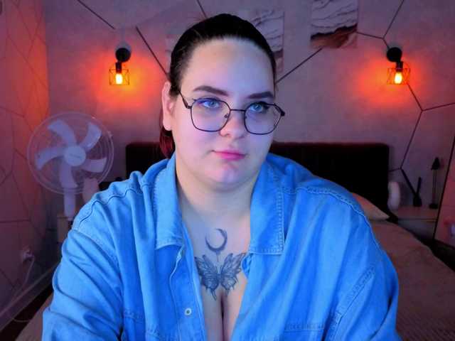 Kity-Mooree live cam on BongaCams
