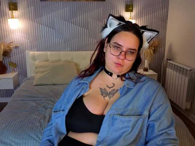 Kity-Mooree live cam on BongaCams