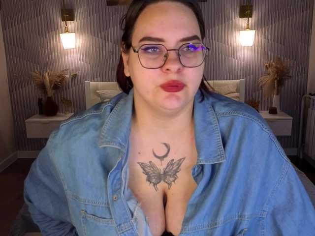 Kity-Mooree live cam on BongaCams