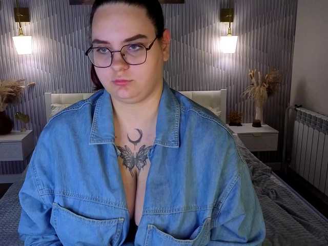 Kity-Mooree live cam on BongaCams