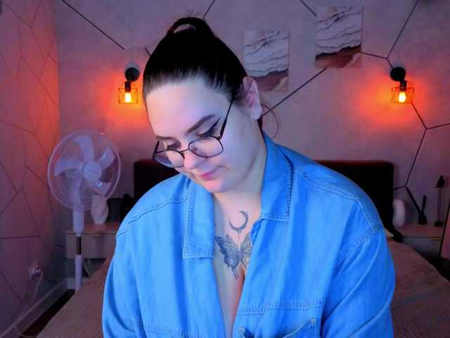 Kity-Mooree live cam on BongaCams