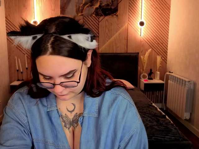Kity-Mooree live cam on BongaCams