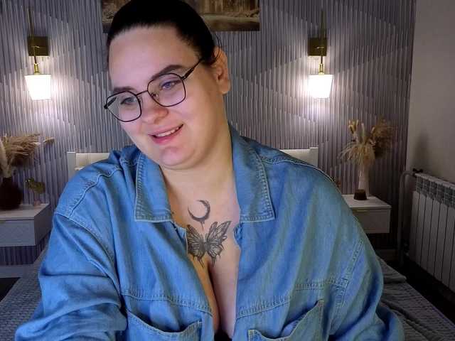 Kity-Mooree live cam on BongaCams