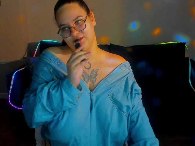 Kity-Mooree live cam on BongaCams