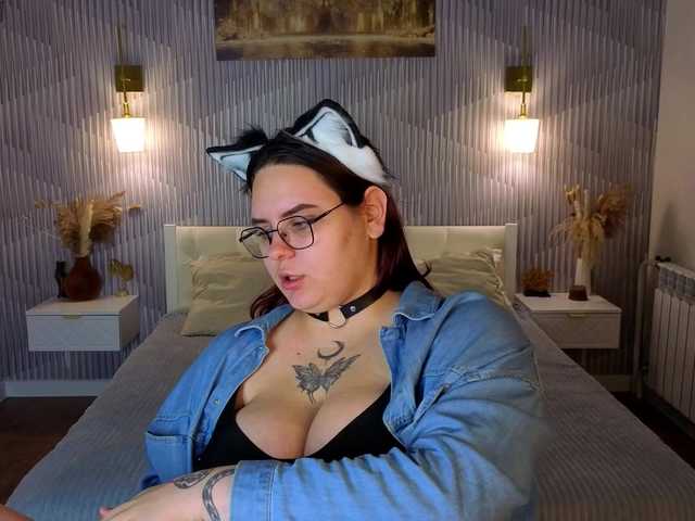 Kity-Mooree live cam on BongaCams