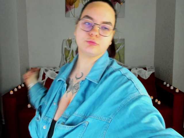 Kity-Mooree live cam on BongaCams