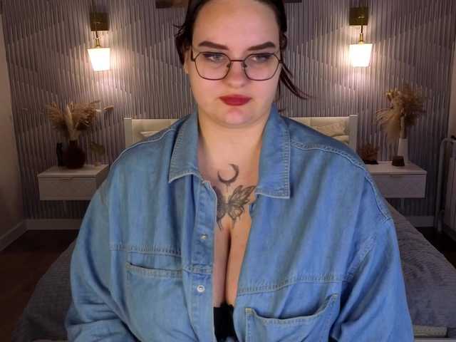 Kity-Mooree live cam on BongaCams