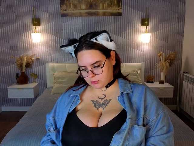 Kity-Mooree live cam on BongaCams