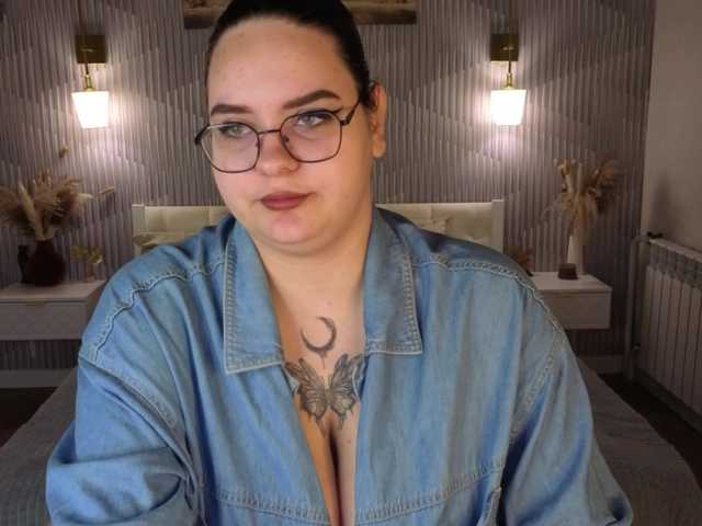 Kity-Mooree live cam on BongaCams
