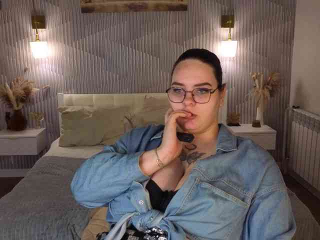 Kity-Mooree Live Webcam on BongaCams