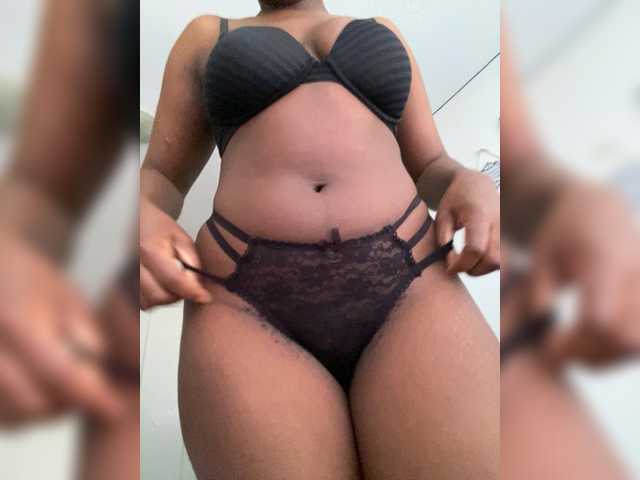junellaa live cam on BongaCams