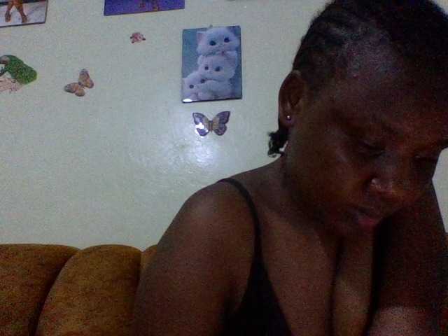 Prettiea live cam on BongaCams