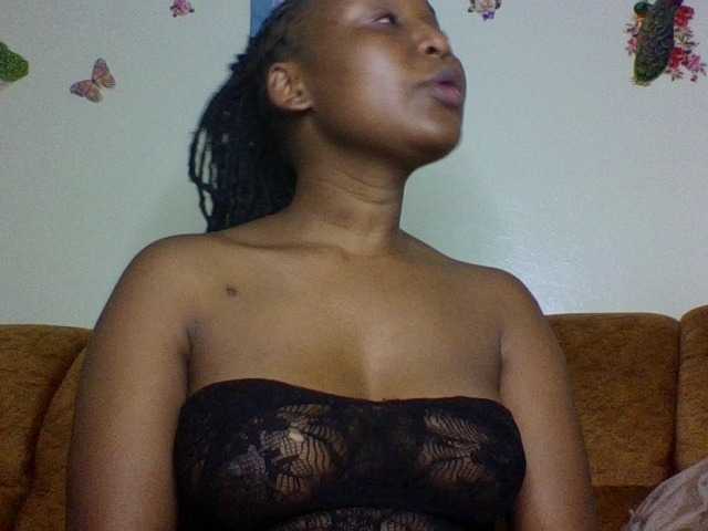 Prettiea live cam on BongaCams